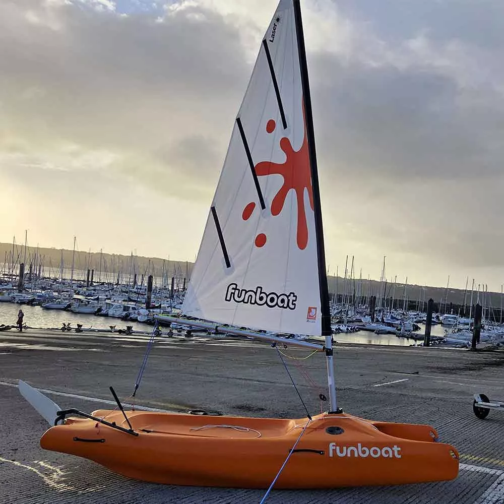Laser-funboat-deriveur-catamaran-ecole-de-voile